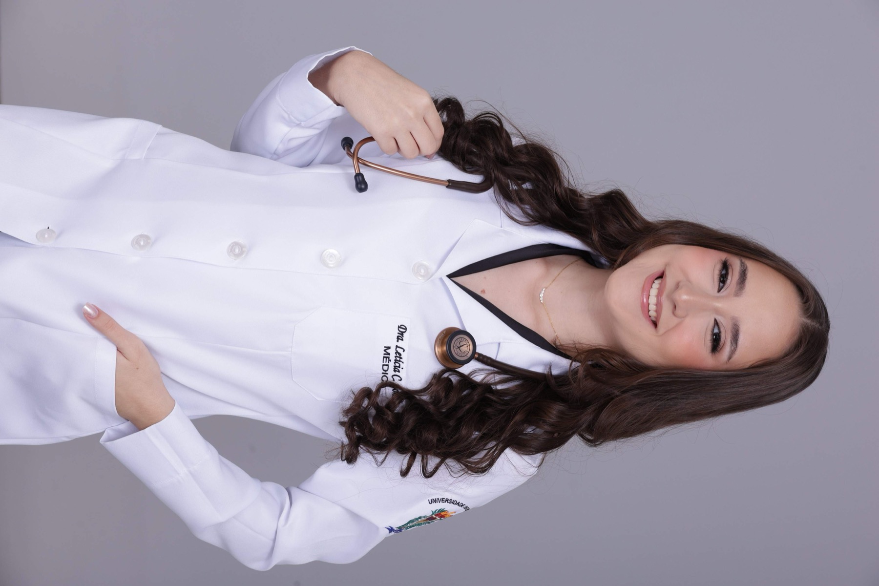 Letícia Gondim de jaleco com estetoscópio